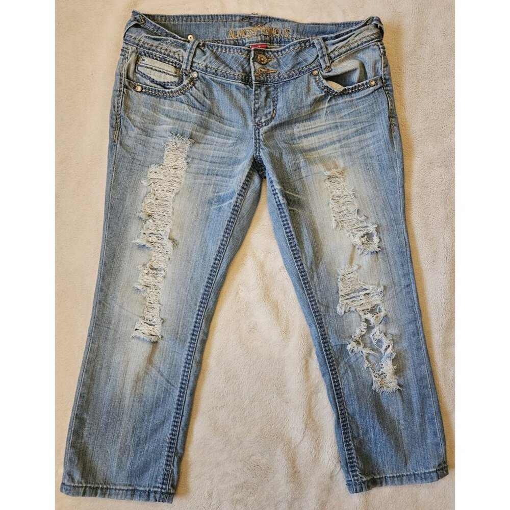 Women's Almost Famous Distressed Denim Capri Jeans Size 7 30x21 Embroidered